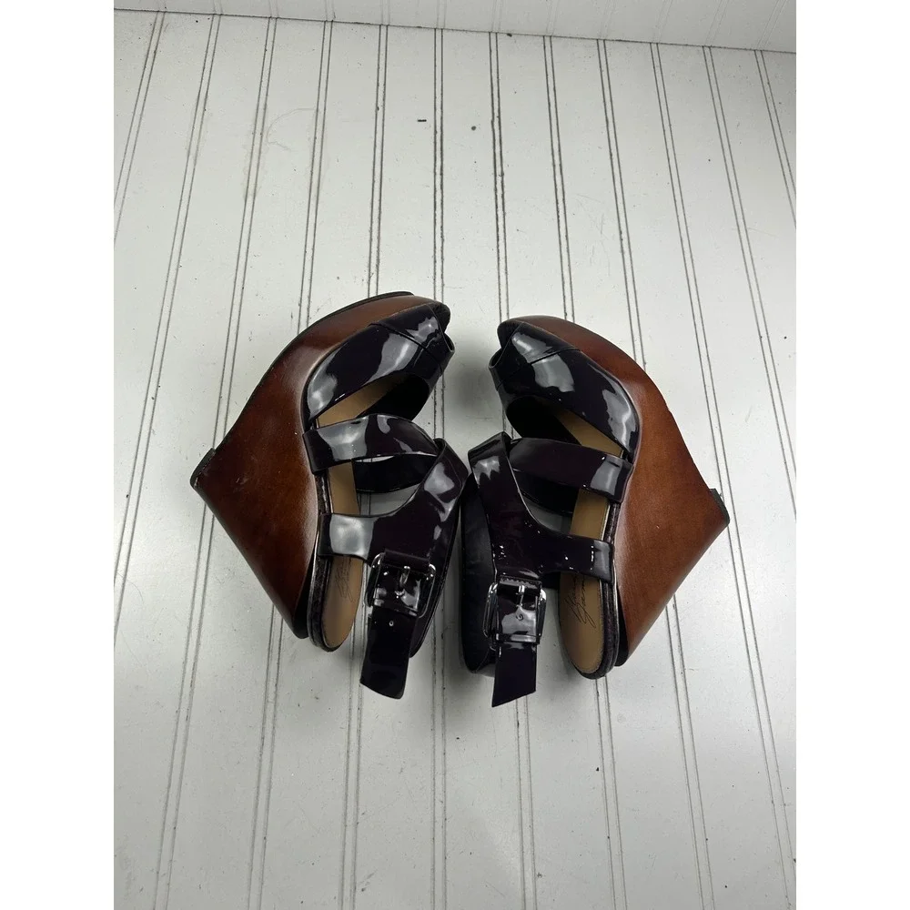 Badgley Mischka 𝗽𝗼𝘀𝘁𝗲𝗱 wood platform